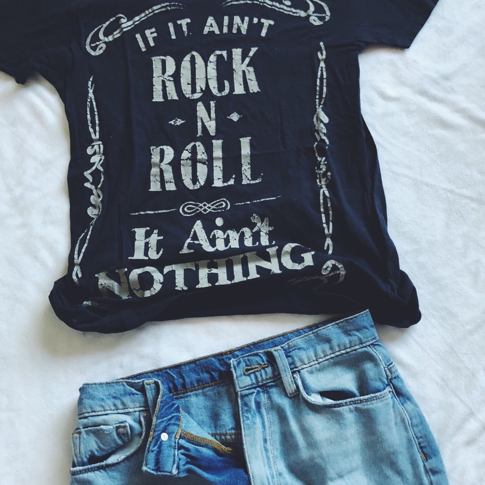 ROCK AND ROLL TEE 🤘🤘